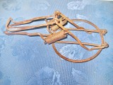 A803-Capcana metal veche. lungime 26 cm, diametrul 13 cm.