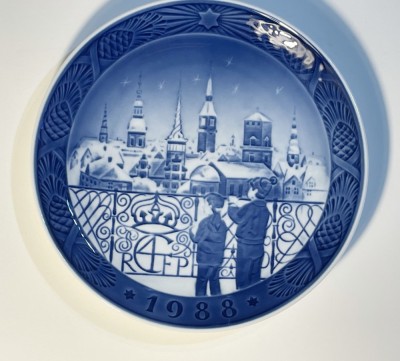 Farfurie portelan danez ROYAL COPENHAGEN, anul 1988, Ajunul Craciunului la Copenhaga foto