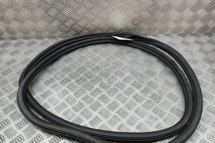 Garnitura ușă st&acirc;nga spate AUDI Q7 4M 2017 OEM: 4M0833721 | 29373409