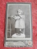 Fotografie tip CDV, fetita pe scaun, inceput de secol XX