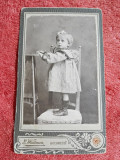 Fotografie tip CDV, fetita pe scaun, inceput de secol XX