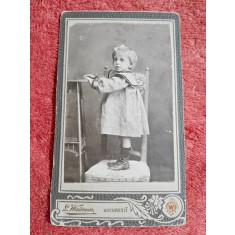 Fotografie tip CDV, fetita pe scaun, inceput de secol XX
