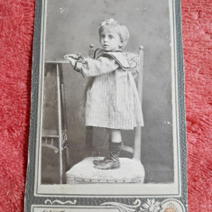 Fotografie tip CDV, fetita pe scaun, inceput de secol XX