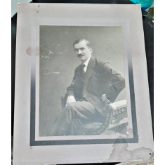 Fotiografie pe carton, barbat cu mustata, perioada interbelica