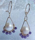 B130. Cercei perla cu sateliti de zirconiu violet, fir auriu de goldfilled, 2cm, RavariuArt