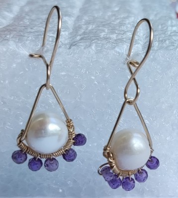 B130. Cercei perla cu sateliti de zirconiu violet, fir auriu de goldfilled, 2cm foto