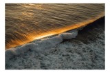 Tablou Canvas, "Reflexia aurie pe valurile mării", Apus, Valuri, Mare, Refracție, Lumină, Aurie, Ocean, Spumă, Natură, Serenitate, 39 x 26 cm, CMCLASS