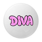 Cumpara ieftin Insigna rotunda Diva, 58 mm, fundal alb, text roz stil bubble, ac metalic