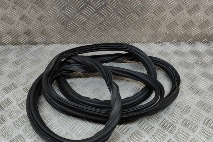 Garnitura de cauciuc haion VW GOLF VII 5G1, BQ1, BE1, BE2 2018 OEM: 5G6827705D 22324514