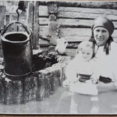 Femeie si copil in port popular langa fantana, anii '30// reproducere de epoca