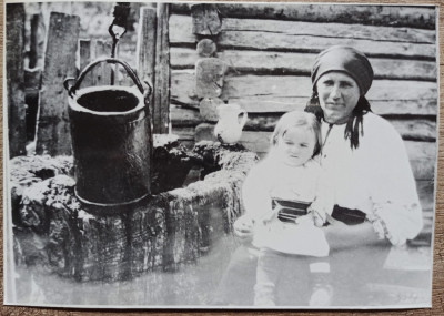 Femeie si copil in port popular langa fantana, anii &amp;#039;30// reproducere de epoca foto
