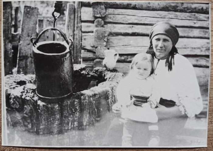 Femeie si copil in port popular langa fantana, anii &#039;30// reproducere de epoca