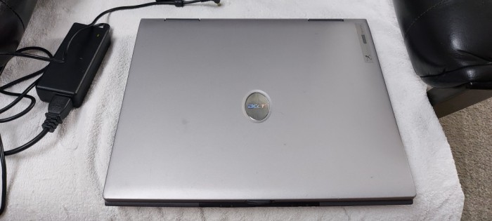 LEPTOP ACER TRAVEL MATE 6004LMi, PROCESOR INTEL PENTIUM 1,7 GHz /RAM 512/HARD 80 GB, FUNCTIONEAZA . SE VINDE CU INCARCATOR .