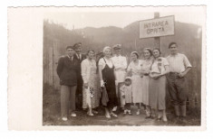 Fotografie veche - Militar in uniforma cu grup de oameni INTRAREA OPRITA c.1930 foto