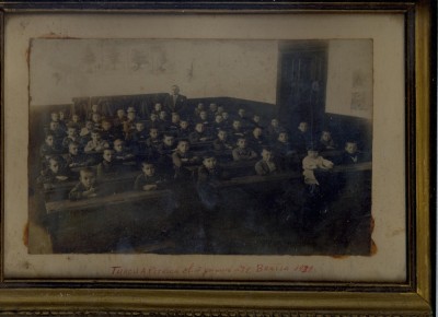 AB FOTO CABINET 223 - ELEVI IN BANCI, IN CLASA CU PROFESORUL - BRAILA -TABLOU foto