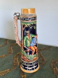 Halbă de bere germană vintage (bierkrug), scenă de v&acirc;nătoare pictată manual