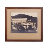 Regele Ferdinand I și regina Maria &icirc;n automobil la Reșița, fotografie de mari dimensiuni