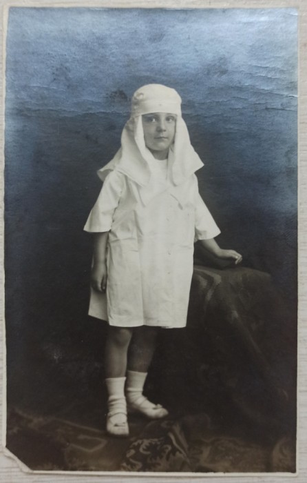 Fetita costumata in sora de caritate, 1920// foto tip CP, Julietta Bucuresti