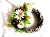 Coronita Handmade cu Margarete Albe, Decoratiune Florala Ratan, Diametru 20cm