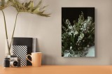 Tablou Canvas, "Aranjament floral elegant pe masă albă", Flori, Delicate, Albe, Aranjament, Frunze, Naturale, Verde, Textură, Frumusețe, Seriozitate,