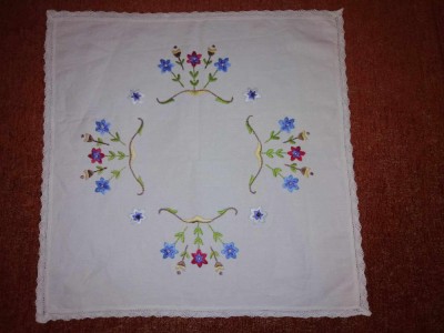 Fata de masa centru de masa cusut brodat flori albastre rosii broderie manuala veche pe panza foto