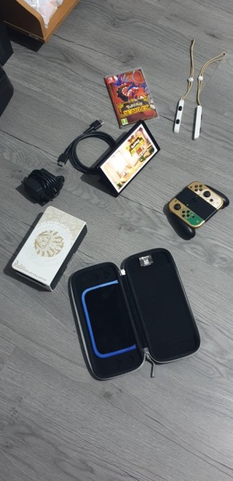 Nintendo Switch OLED &ndash; Ediția Zelda + Pok&eacute;mon Scarlet (Stare Excelentă!)