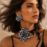 Set Colier Cercei Leopard Alb Negru Elegant Flori Textil Lucios Bijuterii Moderne