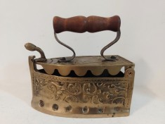Fier de calcat rustic german din bronz masiv cu basoeliefuri