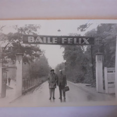 Fotografie 6/9 cm cu 2 bărbați la intrarea în Băile Felix județul Bihor