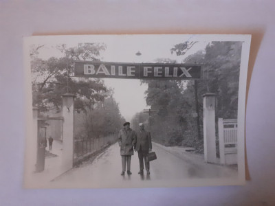 Fotografie 6/9 cm cu 2 bărbați la intrarea &amp;icirc;n Băile Felix județul Bihor foto