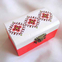 Cutie cu motiv traditional maci stilizati, cutie de lemn femei 27889