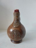 Vas ceramic decorativ Bartmannskrug (ulcior cu față de bărbat), inspirat din ceramică renascentistă din secolul al XVI-lea.