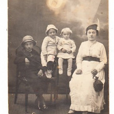 M1 F48 - FOTO - fotografie foarte veche - doamna cu trei copii - anii 1930