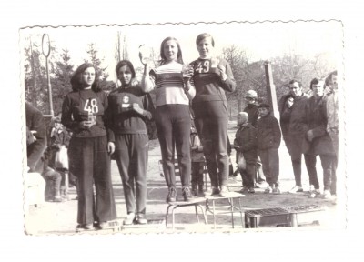 Foto de dimensiunea unei CP podium cu sportive 1973 foto