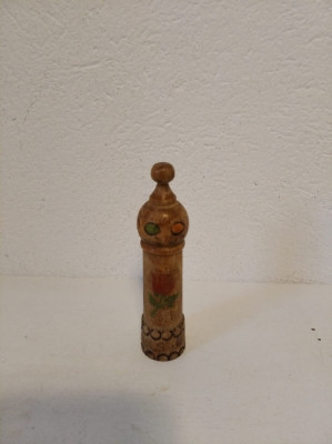 DD- Suport vechi sticluta parfum din lemn pirogravat, artizanat, 10 cm, Bulgaria foto