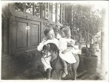 P3026N Copii cu căluț de jucărie, Rom&acirc;nia, cca fin de si&egrave;cle