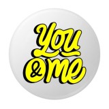 Cumpara ieftin Insigna rotunda You Me, mesaj romantic modern, 58 mm, prindere cu ac metalic