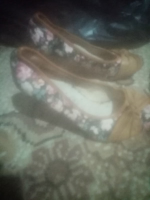 V&amp;acirc;nd pantofi cu motiv floral de vara foto