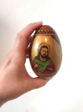 * Ou mare incondeiat, de lemn, pictat cu Iisus / Fecioara Maria cu Pruncul, 10cm, decor Pasti, vechi
