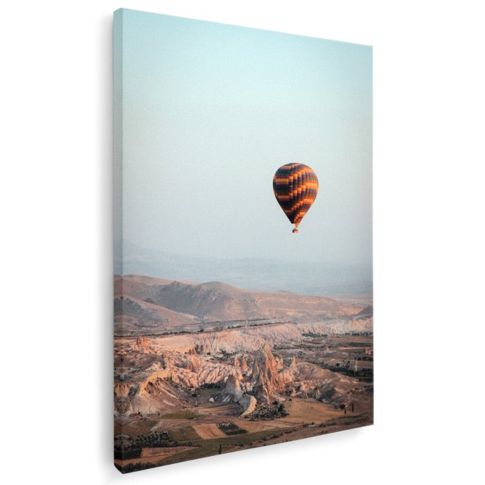 Tablou peisaj munte si balon cu aer cald Tablou canvas pe panza CU RAMA 60x80 cm