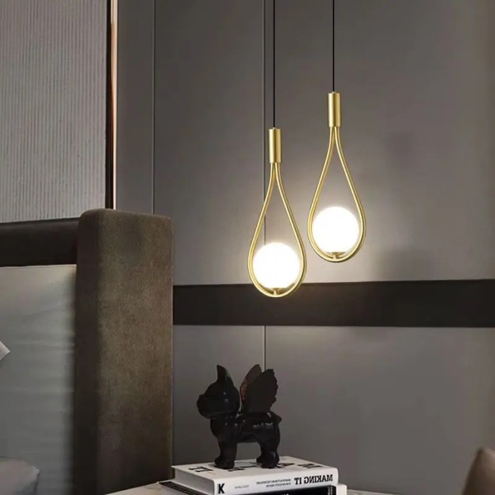Lustra pe cablu, lacrima, 2 globuri albe, corp auriu, dulie E14, lungime reglabila maxim 1.2 m