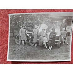 Fotografie, familie, in vizita cu masinile, in mediul rural, perioada interbelica