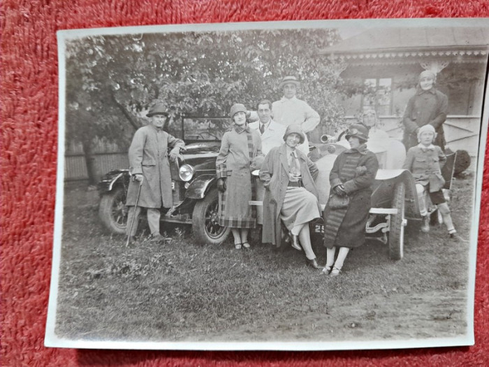 Fotografie, familie, in vizita cu masinile, in mediul rural, perioada interbelica