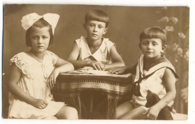 AD 1714 C.P.VECHE-TREI COPII IN STUDIO DE EPOCA foto