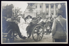 REGINA MARIA SI PRINTESA ELENA IN TRASURA IN PIATA UNIVERSITATII foto