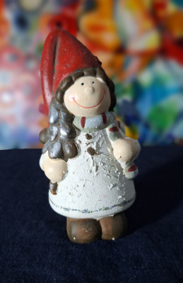 Bibelou din ceramica fetita cu brad de Craciun 11 cm inaltime ( decor craciun ) foto
