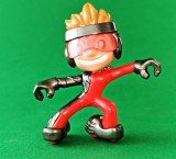 Ninja Kidz Clubz Ashton Myler figurină &icirc;nălțime 7 cm cap și brațe mobile, stabil biped, plastic roșu și grafit, supererou pe rotile, ochelari Q