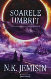 Cumpara ieftin Soarele umbrit N. K. Jemisin 2017 carte SF Fantasy brosata Nautilus 514 pagini literatura straini