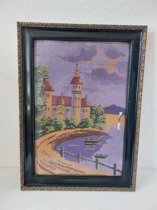 Tablou goblen vechi inramat, sub sticla, peisaj cetate cu turnuri pe margine de rau, 44x32cm