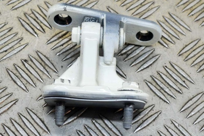 Balama ușă dreapta spate MERCEDES-BENZ A W176 2016 OEM: A046572 13547845